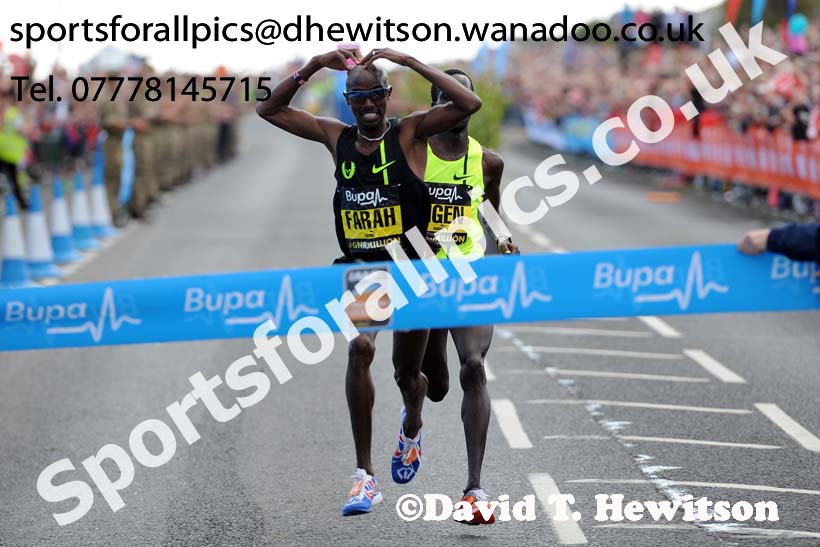 Mo Farah wins from Mike Kigen in the mens 2014 BUPA Great North Run. Photo: David T. Hewitson/Sports for All Pics